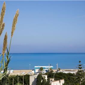 2 bedroom seaside apartments with shared pool, sleeps 4-5